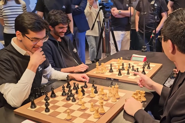 A game of Bughouse chess in progress