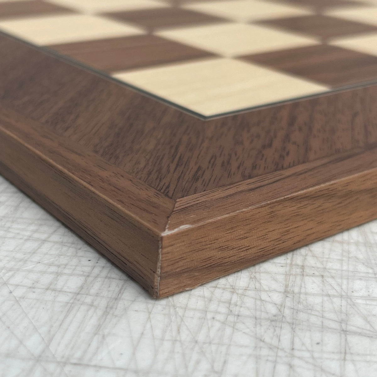 Walnut Chessboard Deluxe - Corner defects - defect close-up