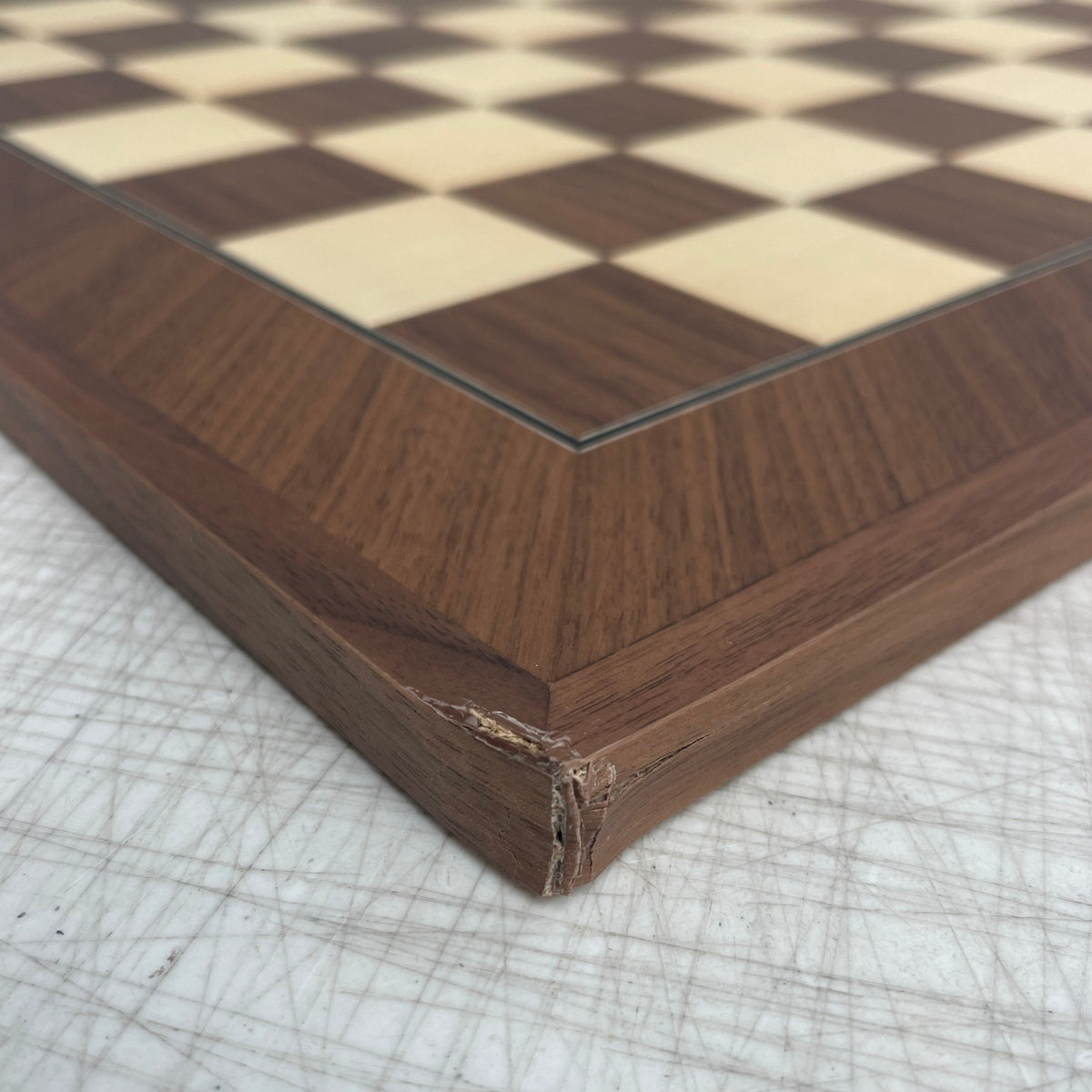 Walnut Chessboard Deluxe - Corner defects - defect close-up